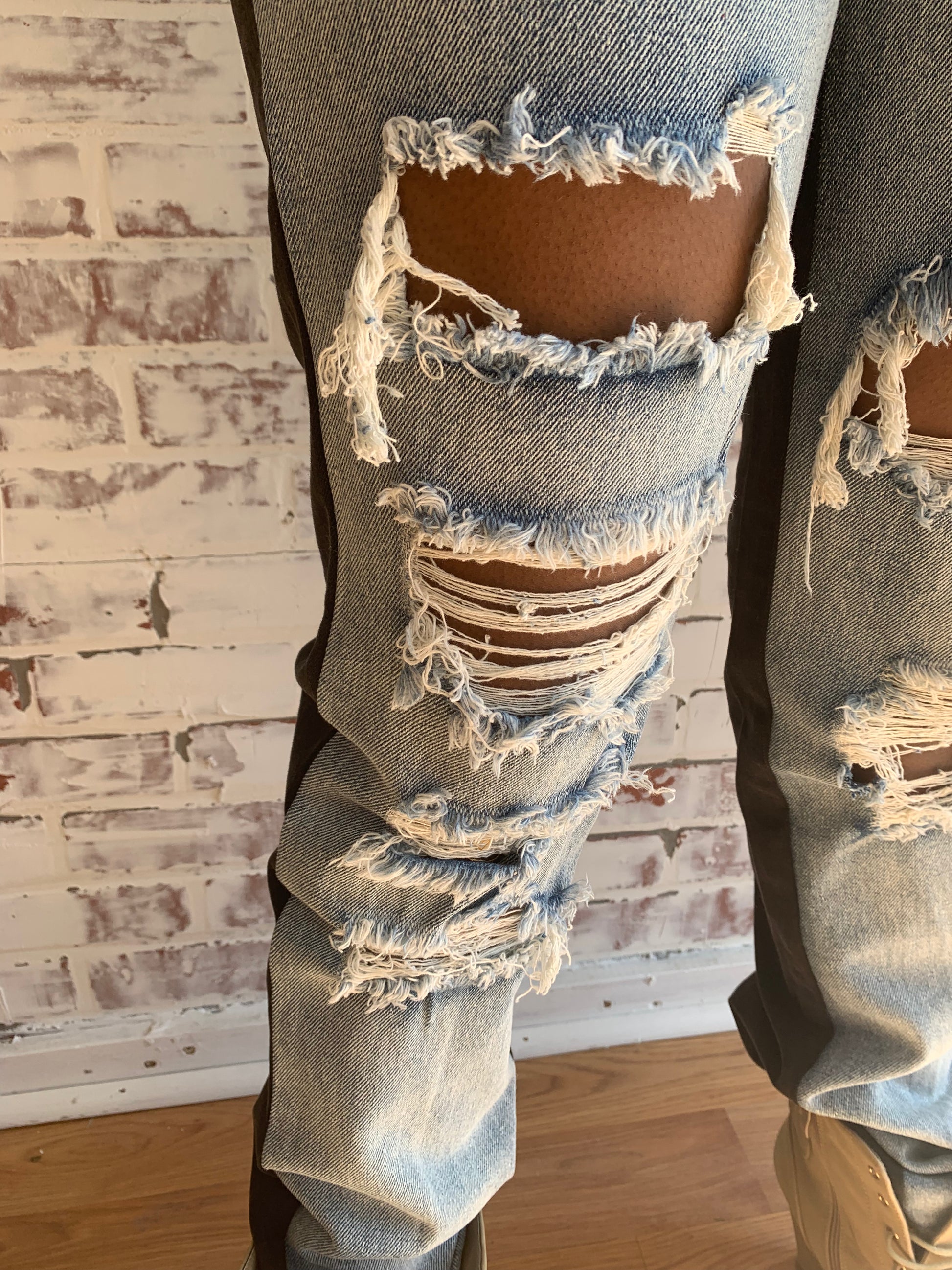 WOMEN'S DISTRESSED JEANS