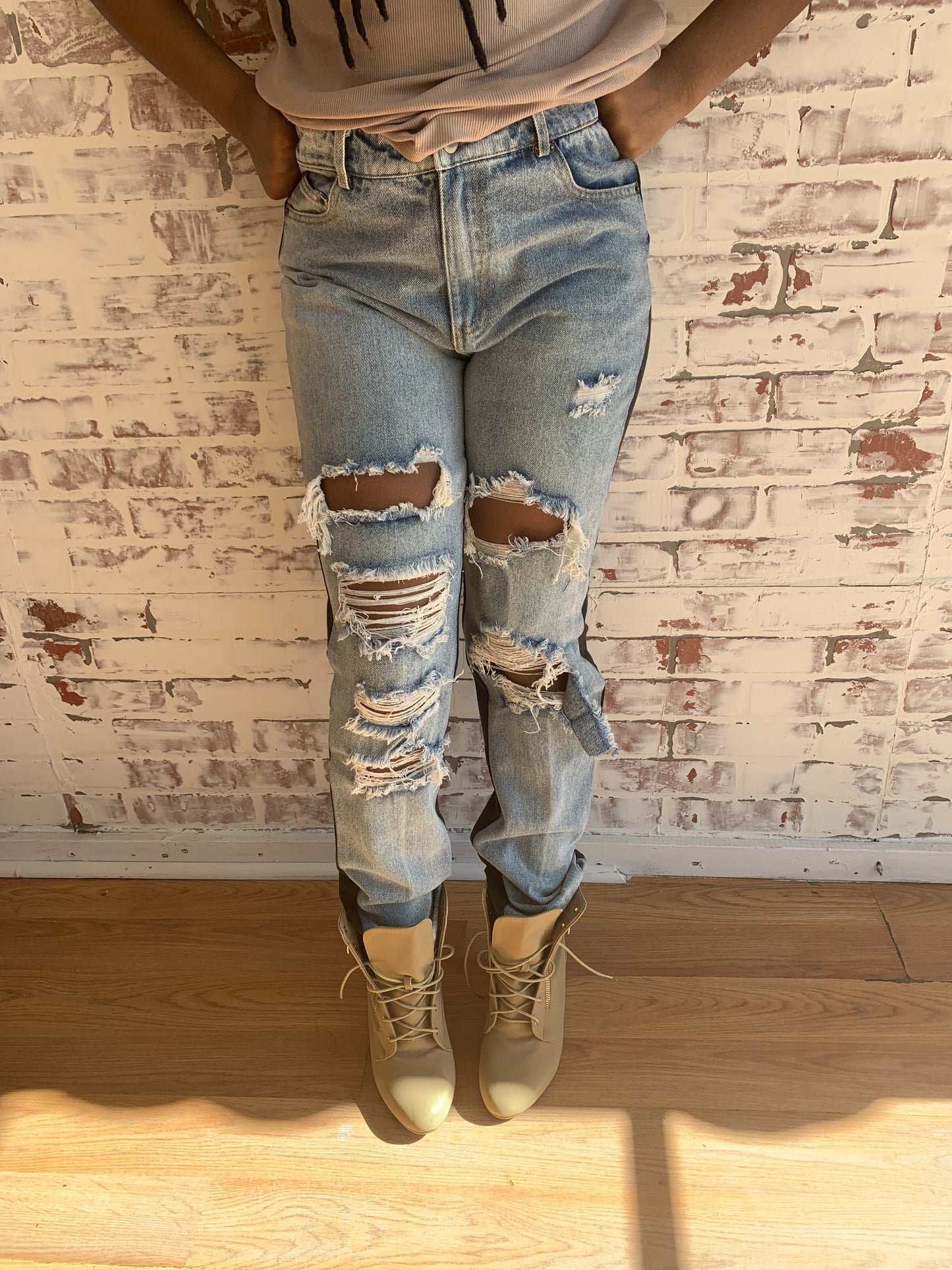 WOMEN'S DISTRESSED JEANS