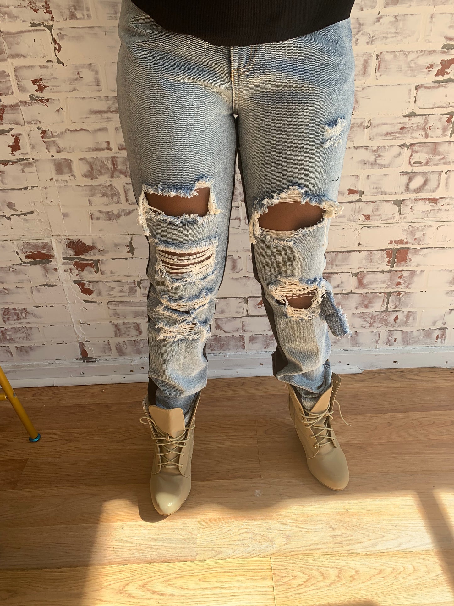 WOMEN'S DISTRESSED JEANS